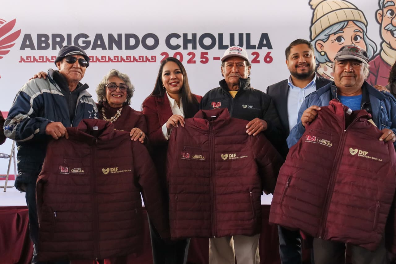 Entrega gobierno de San Pedro Cholula 1,500 chamarras a adultos mayores