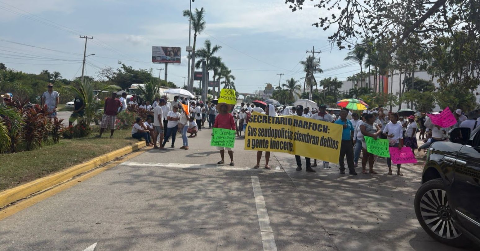 Comuneros de Playa Bonfil se manifiestan por detención de profesor y su hijo en Acapulco