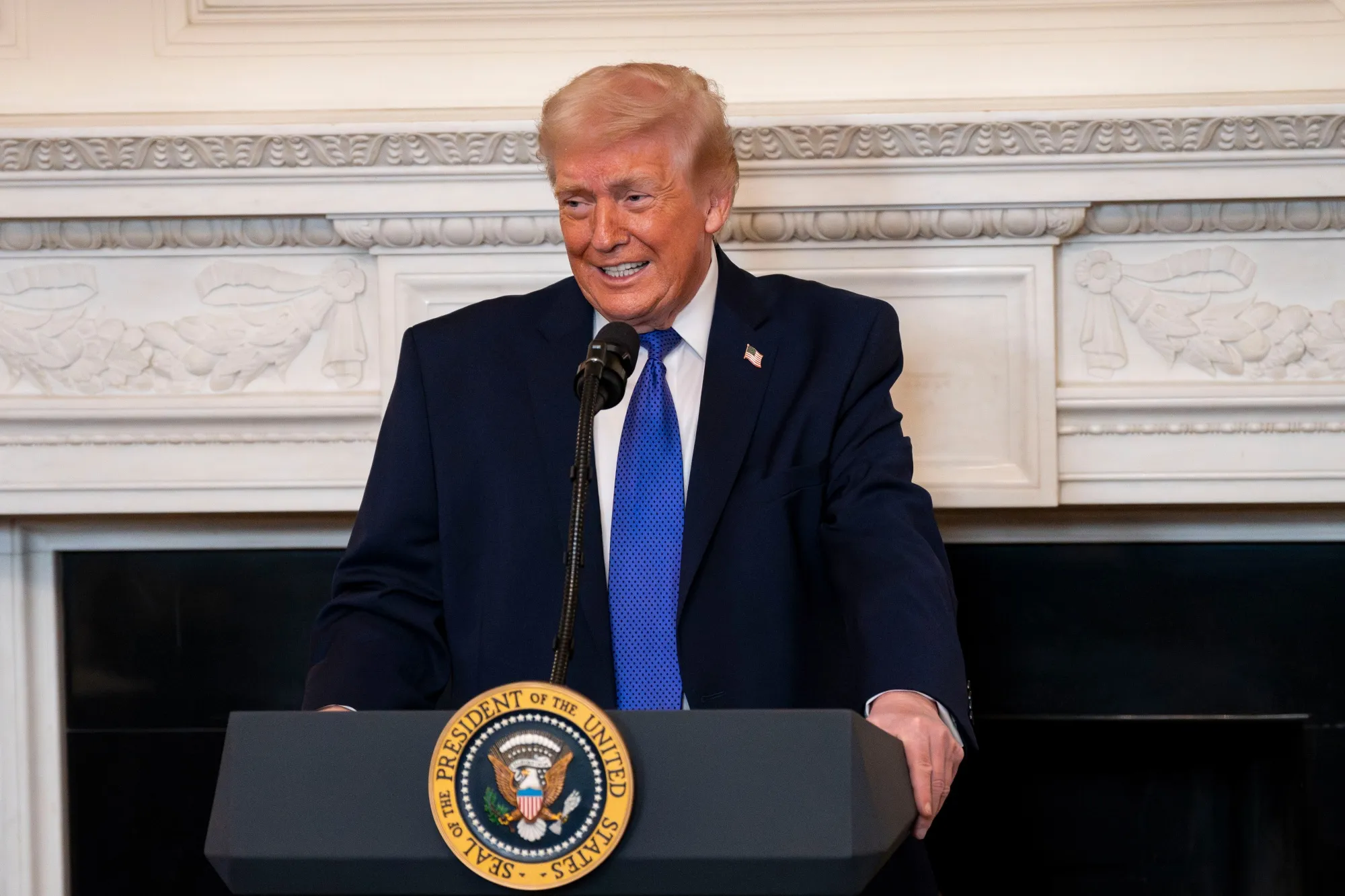 Trump anuncia arancel global de 10% tras fallo de la Corte Suprema que invalidó gravámenes
