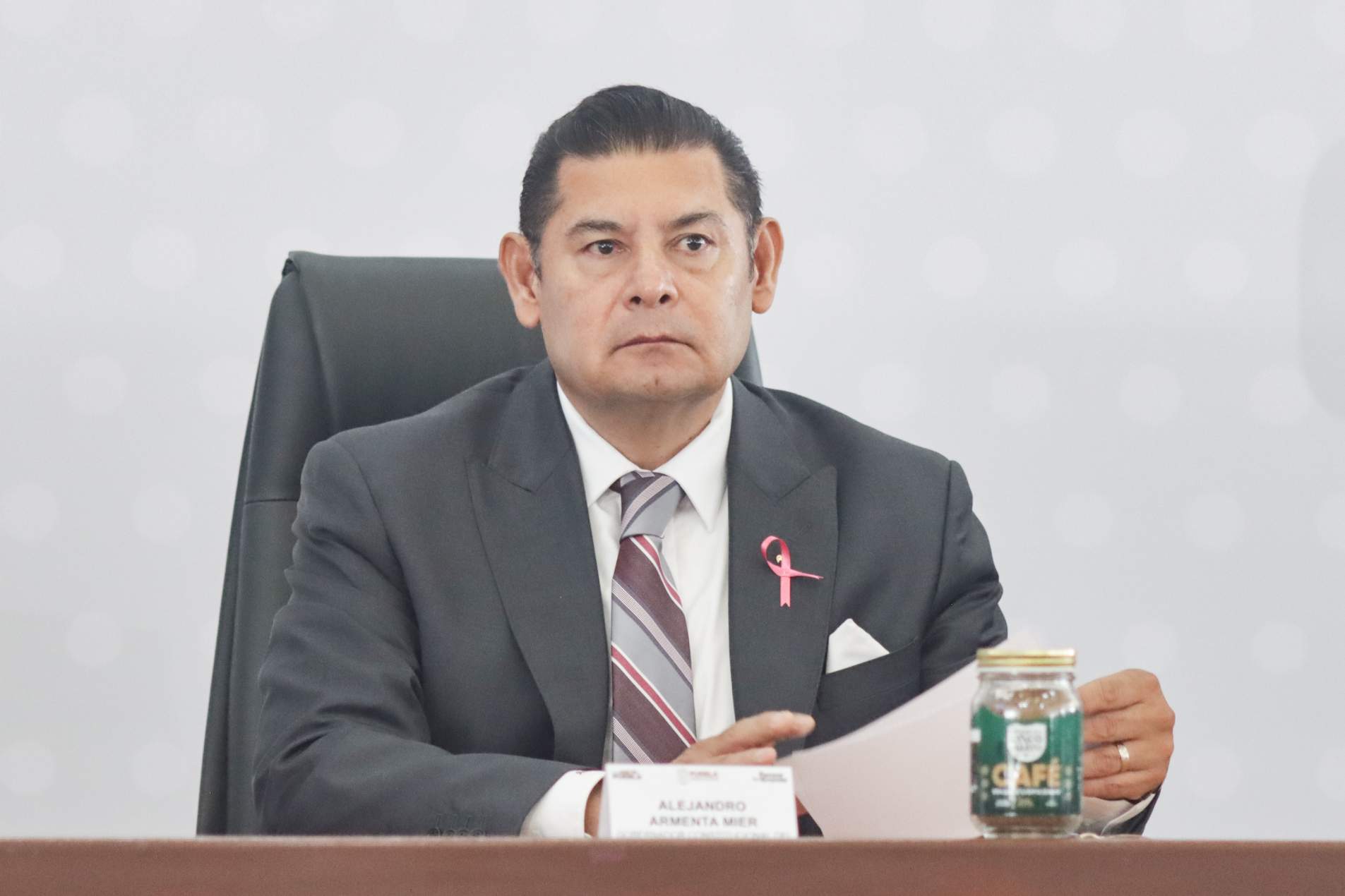 Gobierno de Puebla garantiza resguardo a sobreviviente tras doble feminicidio en Pantepec