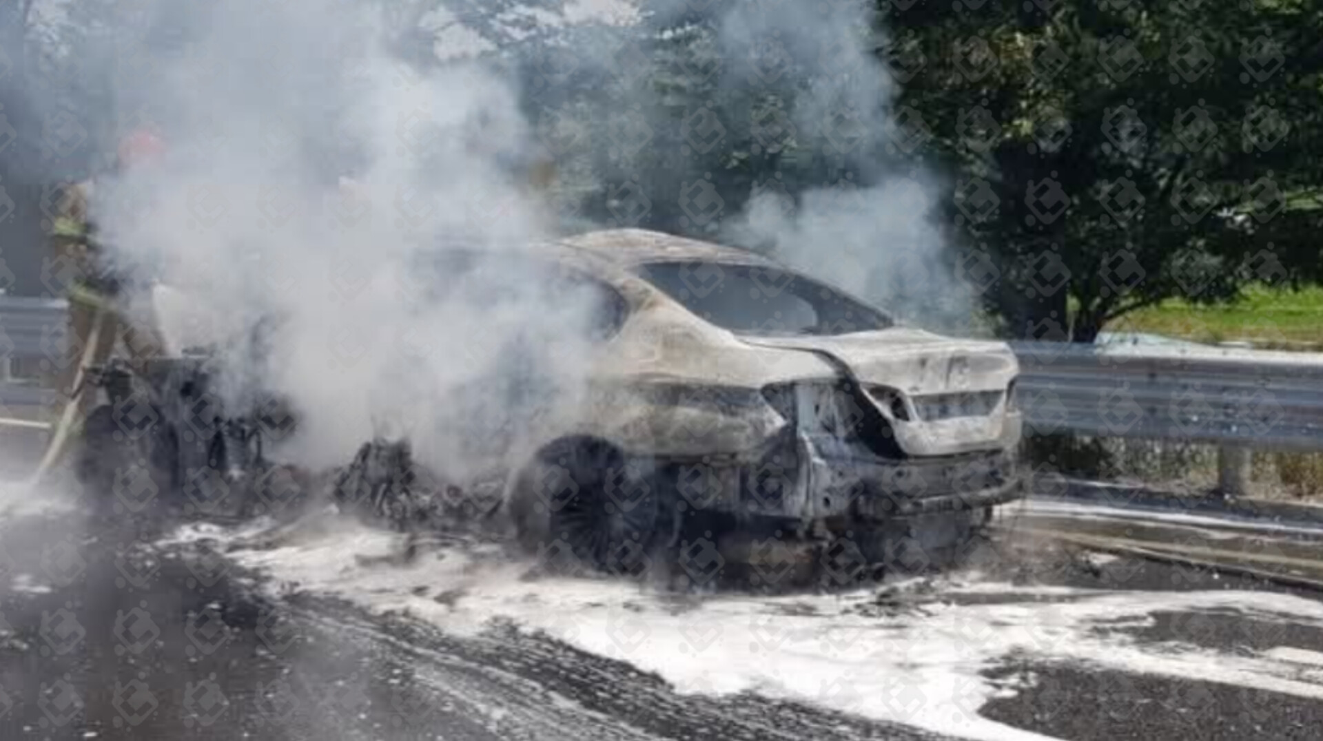 Hallan cadáver calcinado dentro de un BMW en Calpan; investigan posible vínculo con desaparecido de Tlaxcala