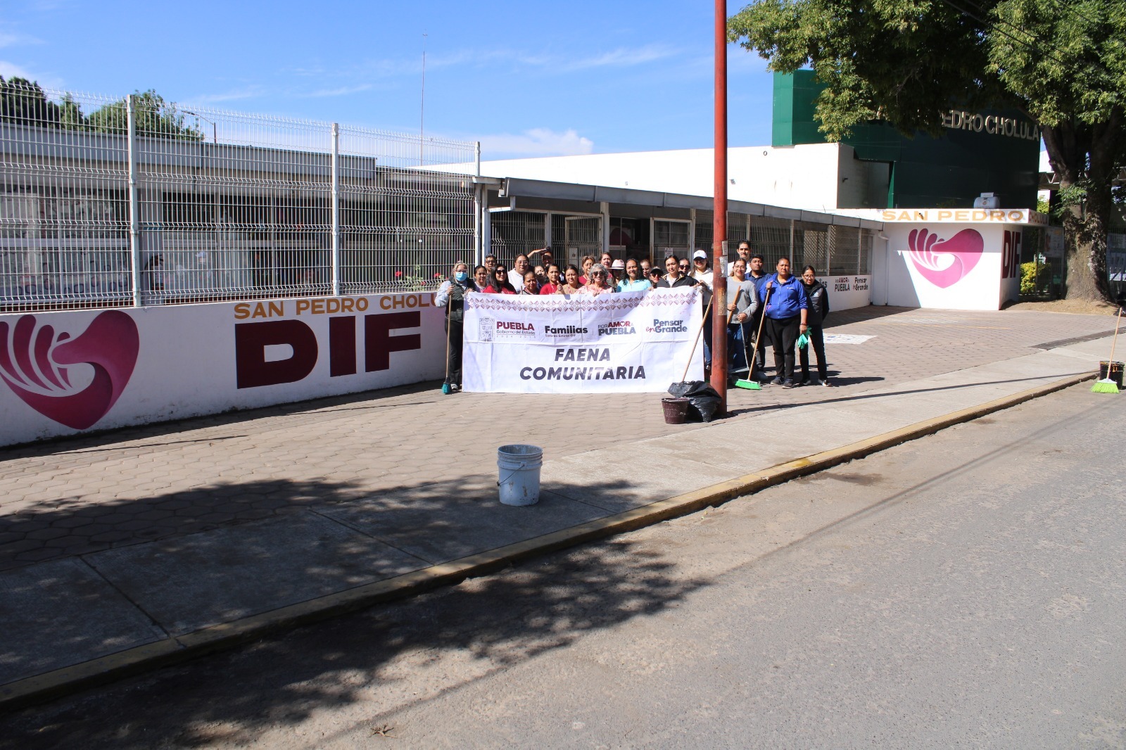 Encabeza Lupita Fernández faena comunitaria para mejorar imagen urbana en DIF Cholula