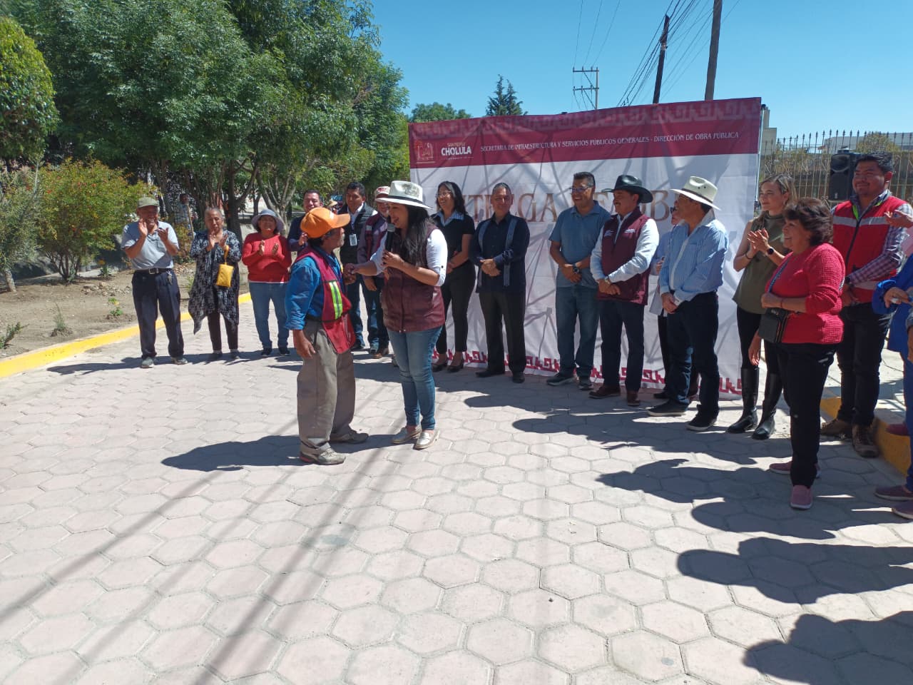 Tonantzin Fernández entrega pavimentación en Santiago Momoxpan y rehabilita clínica del IMSS en San Pedro Cholula