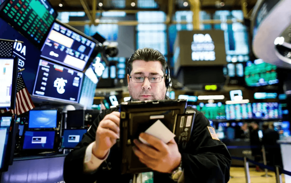 Wall Street cierra en verde tras fallo contra aranceles de Trump; BMV rompe racha positiva