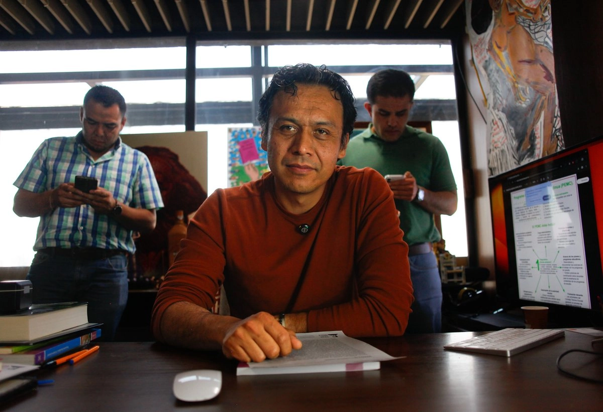 Marx Arriaga anuncia que pernoctará en la SEP; recibe apoyo con tamales y barbacoa