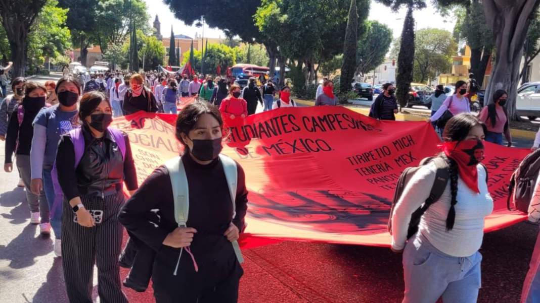 Normalistas de Teteles bloquean la 14 Oriente: Exigen destitución de directivos y mejoras al plantel