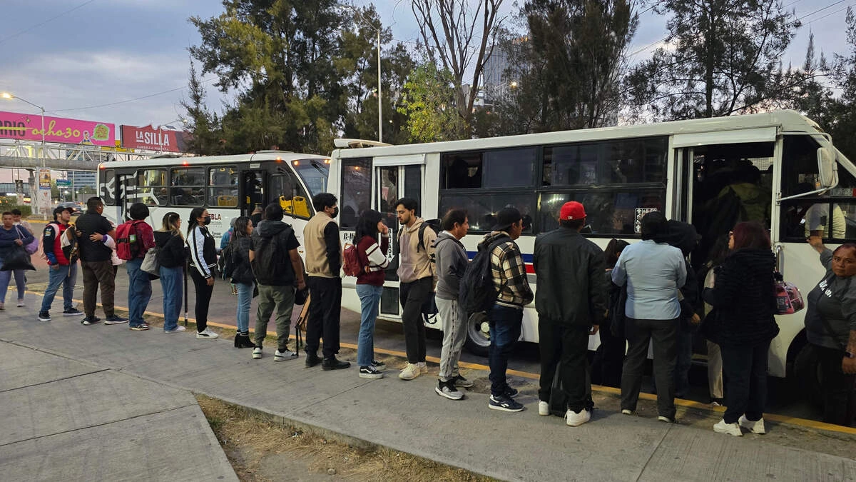 Crisis de transporte en Puebla: Habilitan rutas provisionales y van tras \"taxis piratas\"