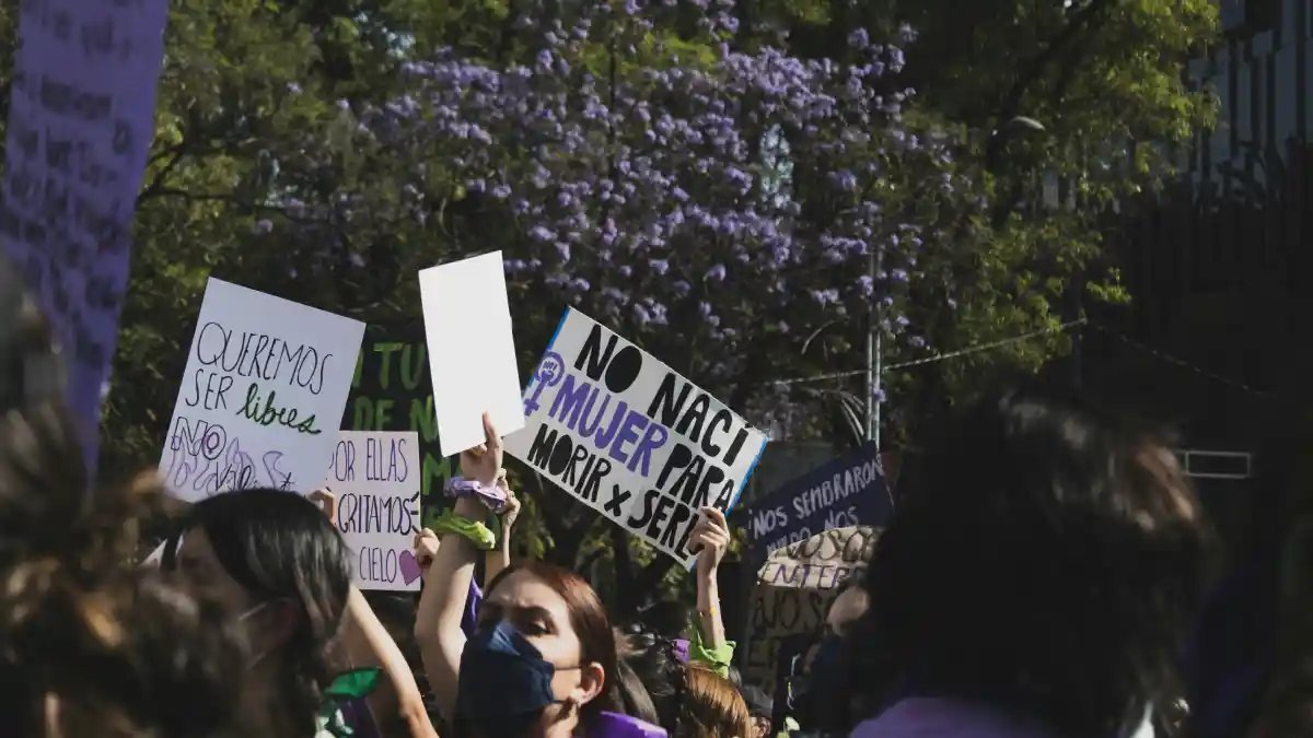 Frente a la Fiscalía, poblanas denuncian impunidad: 'Para ustedes son expedientes, para nosotras son vidas'