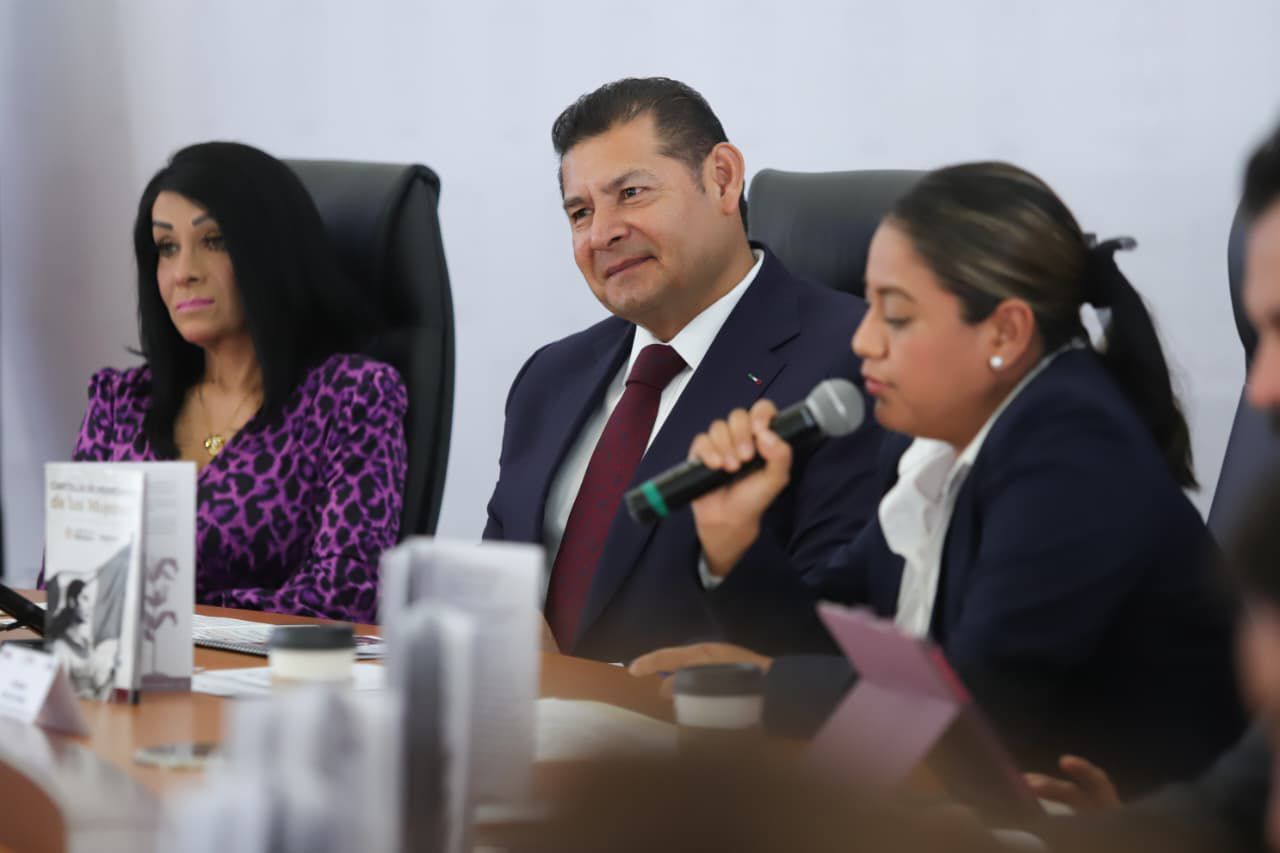 Reubican a familia de víctimas de feminicidio en Pantepec; Gobierno les otorga vivienda y empleo