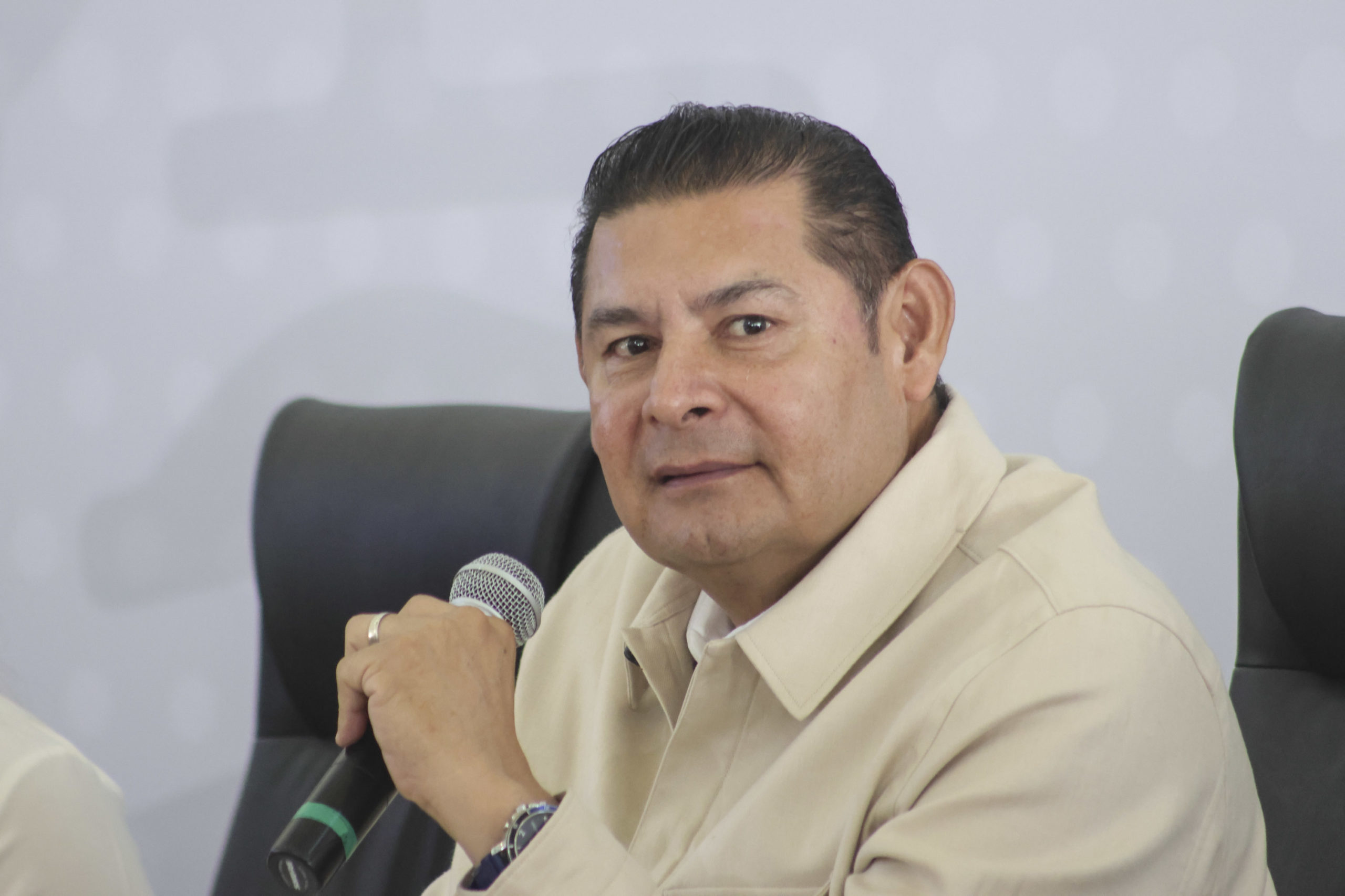Armenta anuncia programa en vivo para recibir denuncias y quejas ciudadanas