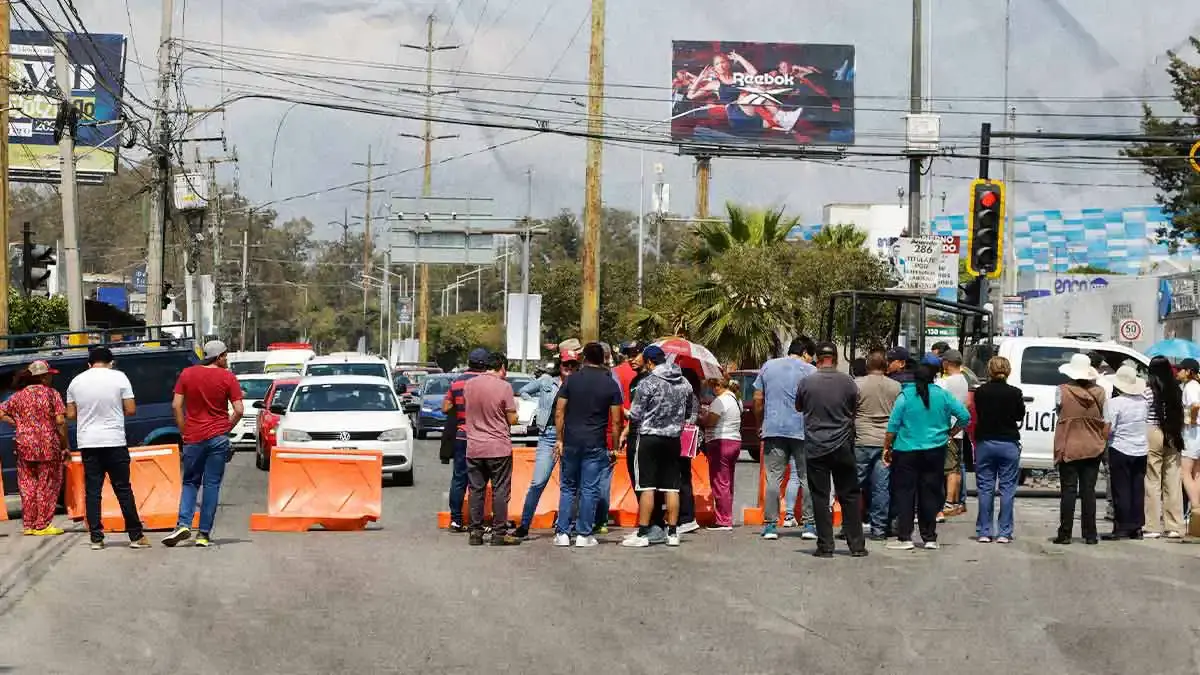 Vecinos bloquean Calzada Zaragoza por segundo día y acuerdan mesa de diálogo con autoridades