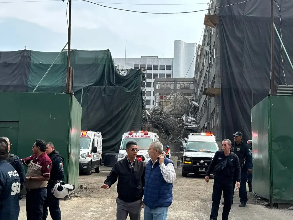 Colapso en San Antonio Abad: Sheinbaum confirma que aún buscan a una persona atrapada; suman dos muertos