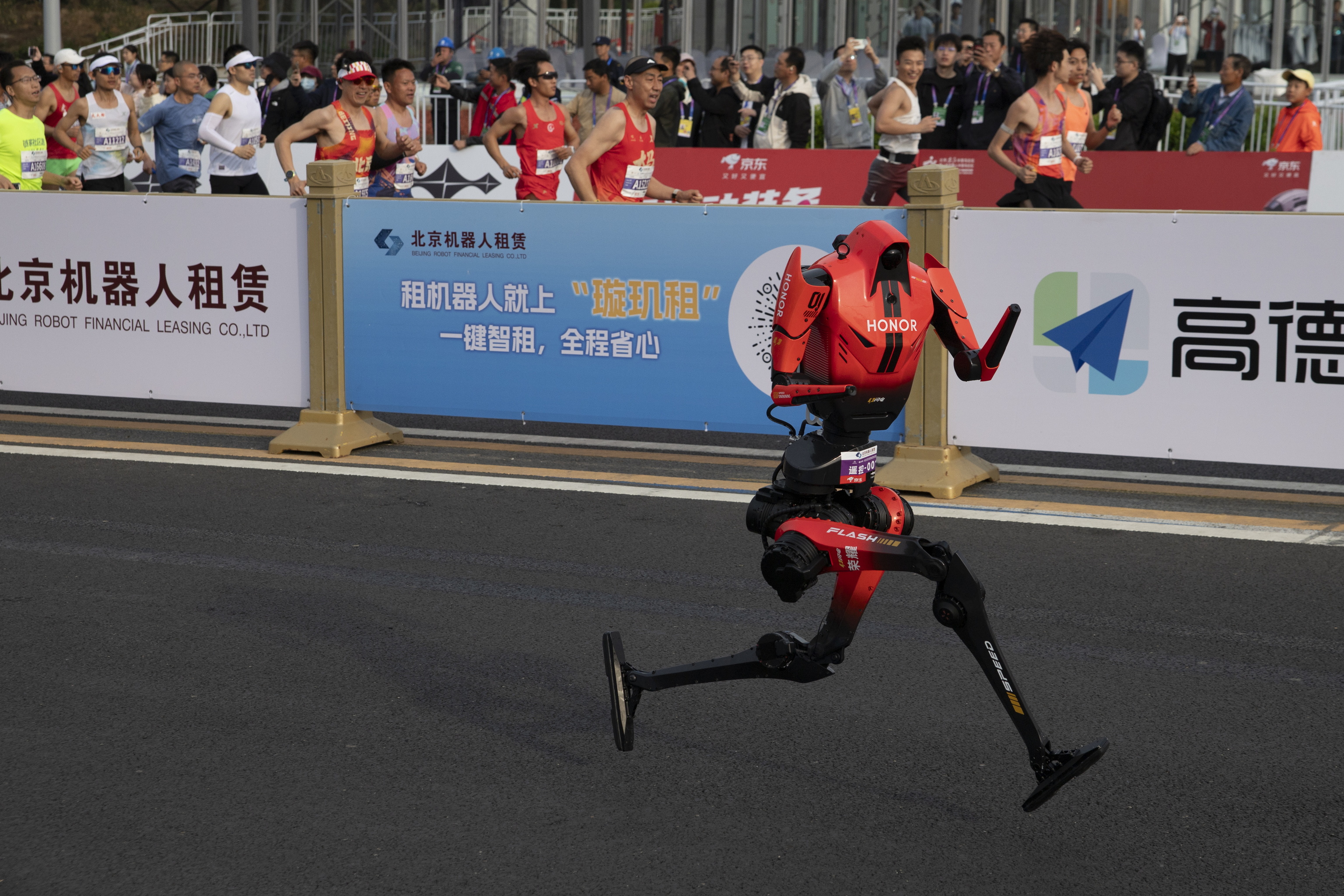 Robot humanoide supera récord humano de medio maratón durante competencia en Beijing