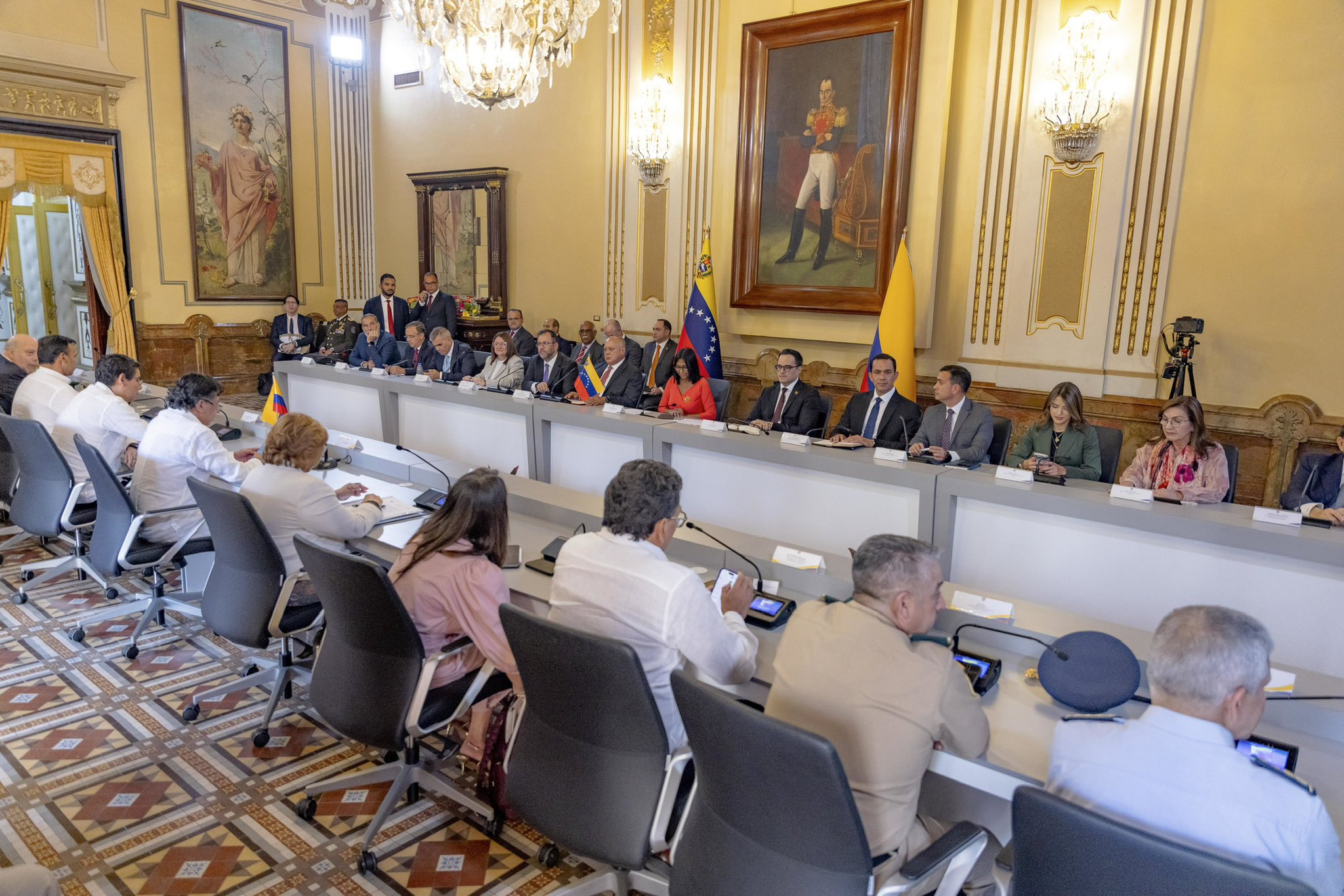 Petro y Rodríguez se reúnen en Caracas con la seguridad fronteriza como eje central
