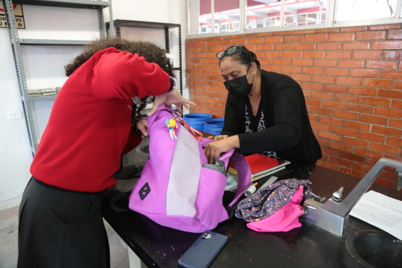 Congreso de Puebla ya busca legalizar la revisión de mochilas tras amenazas de tiroteos