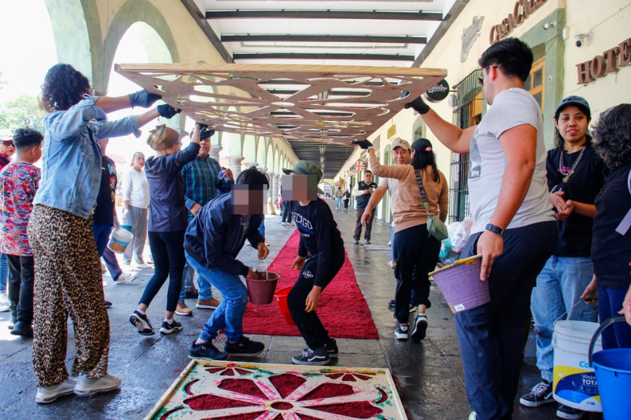 San Pedro Cholula instala alfombra monumental de aserrín por Semana Santa