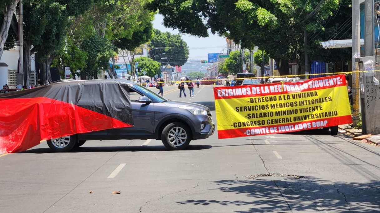 Bloquean jubilados de la BUAP la 31 Poniente; acusan falta de diálogo con Lilia Cedillo
