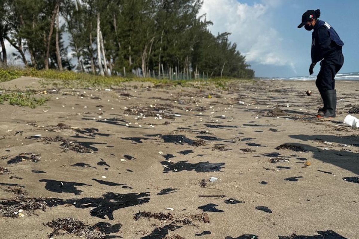 Admite Pemex responsabilidad en derrame del Golfo; cesan a funcionarios por ocultar información