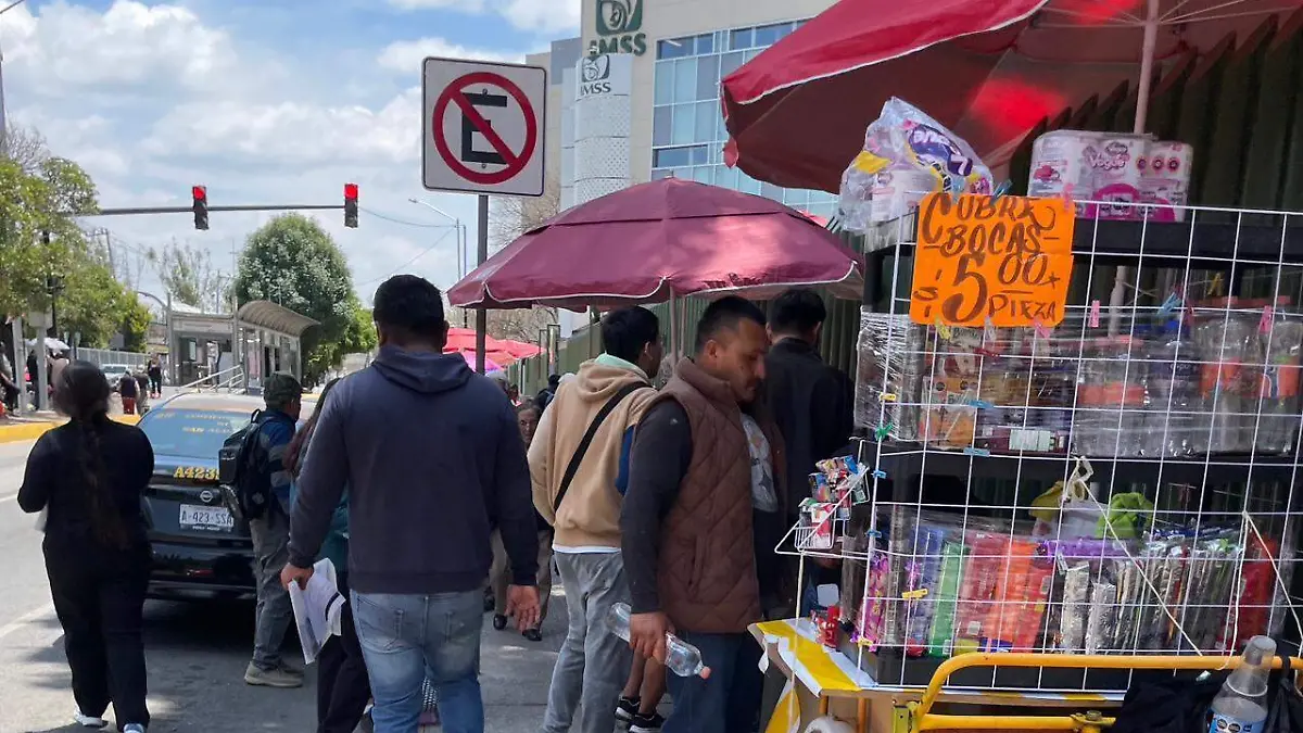 Ambulantes ocupan accesos del Hospital IMSS Carmen Serdán en Puebla y complican paso peatonal