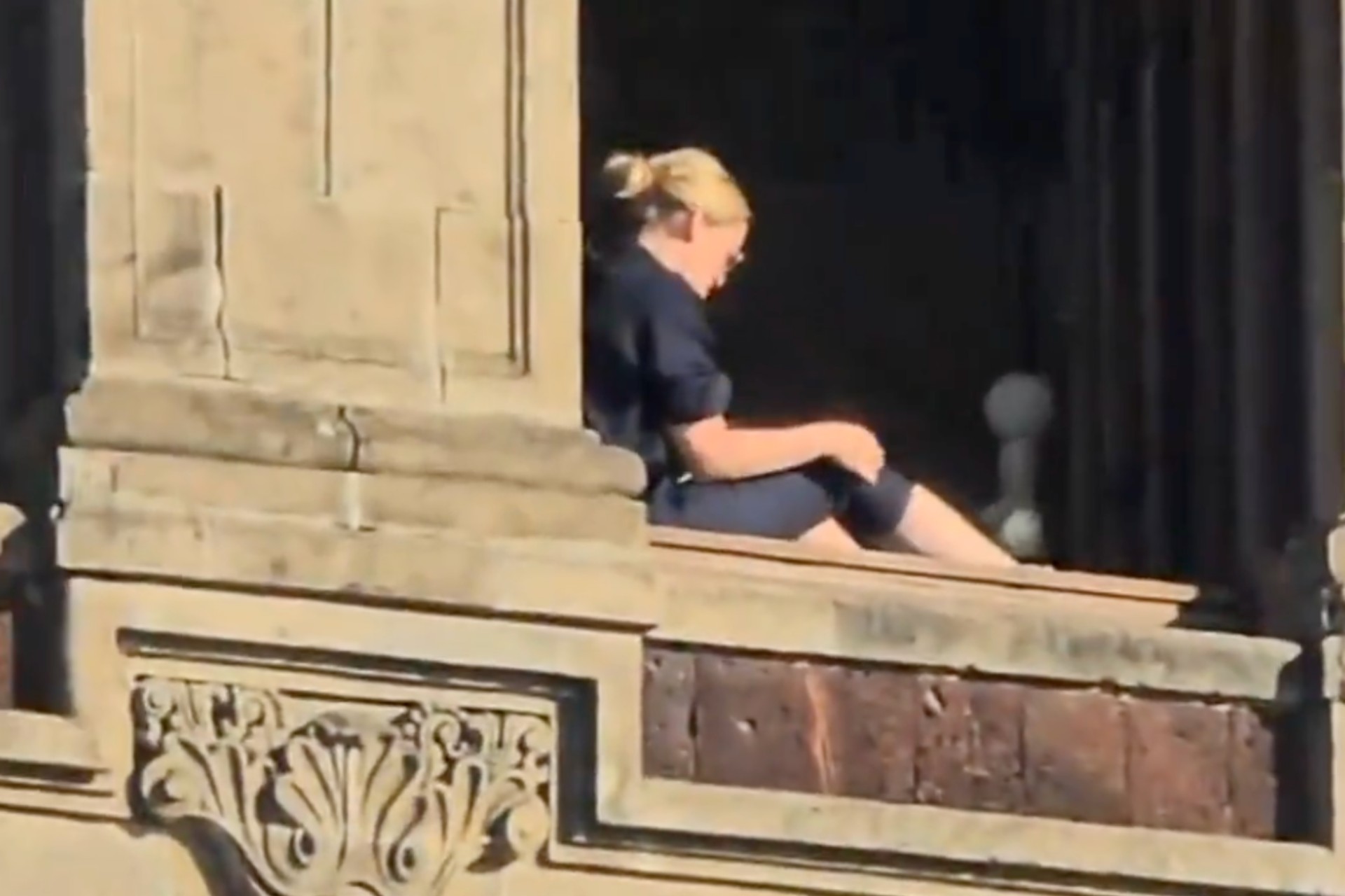 Renuncia Florencia Franco tras video tomando el sol en Palacio Nacional