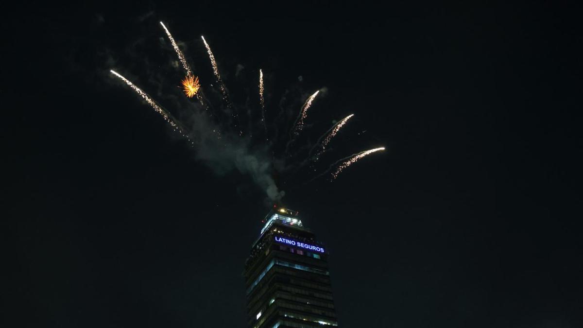Torre Latinoamericana celebra 70 años con espectáculo de fuegos artificiales en CDMX