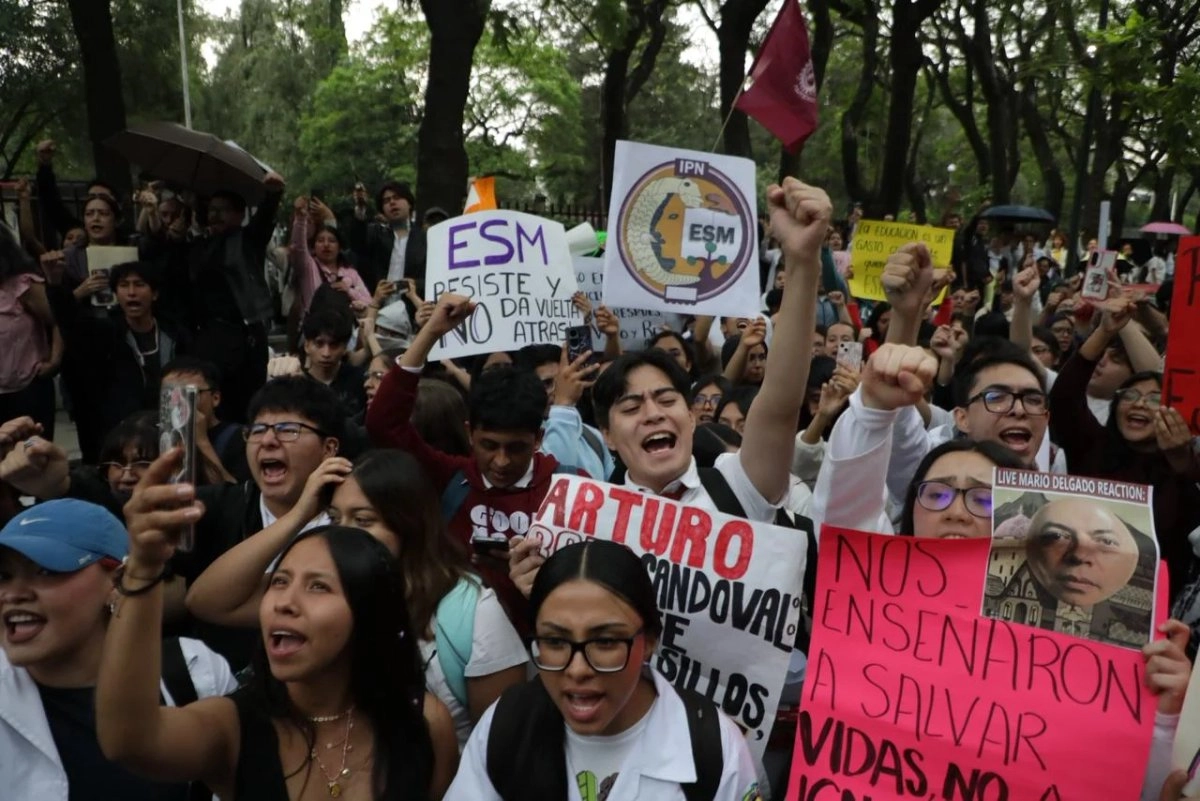 Estudiantes del IPN protestan tras ausencia de Mario Delgado en mesa de diálogo