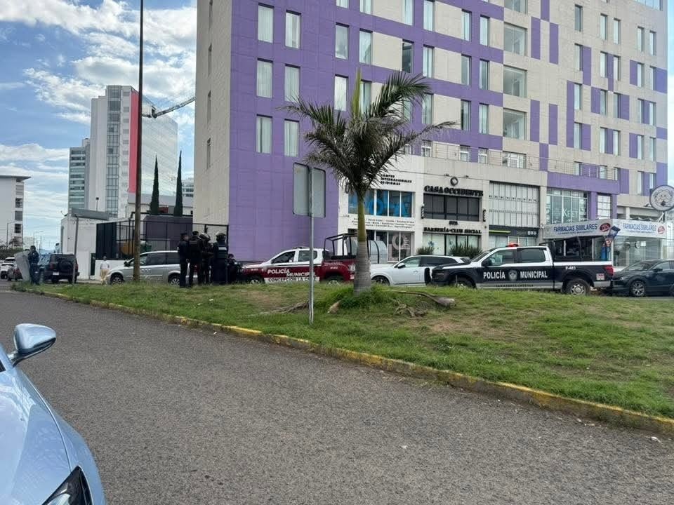 Persecución por robo de autopartes en Angelópolis termina con dos detenidos cerca de Palmas Plaza y presunta balacera