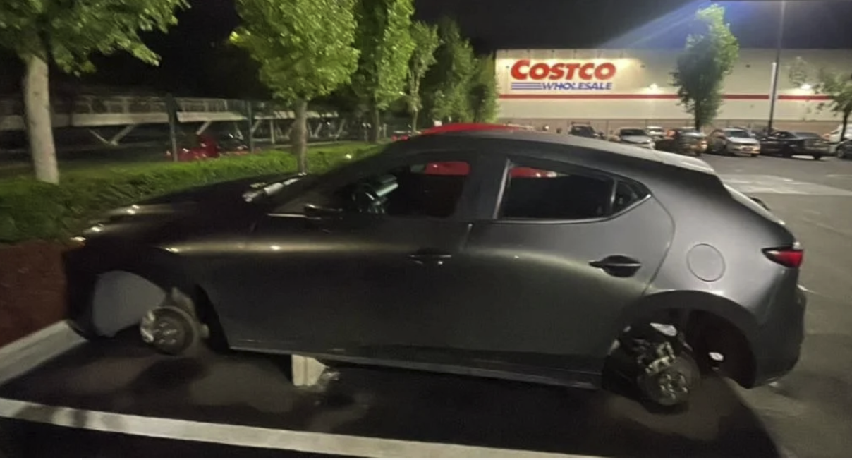 Roban las cuatro llantas de una camioneta en estacionamiento de Costco; lo dejaron sobre tabiques