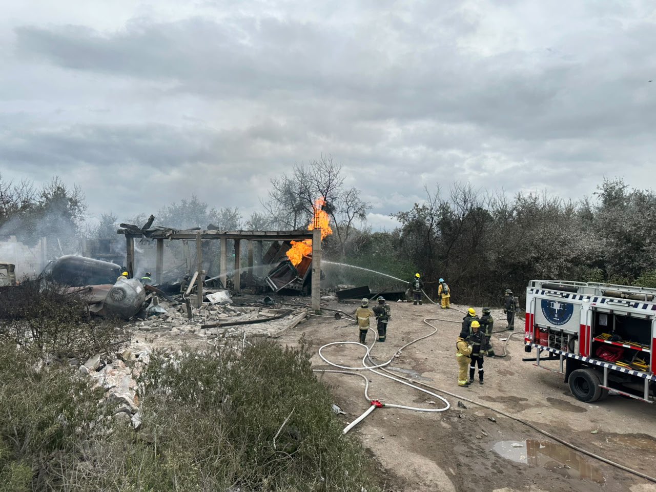 Explotan pipas de \"huachigas\" en Tepeaca; confirman tres hospitalizados y más de 2 mil evacuados