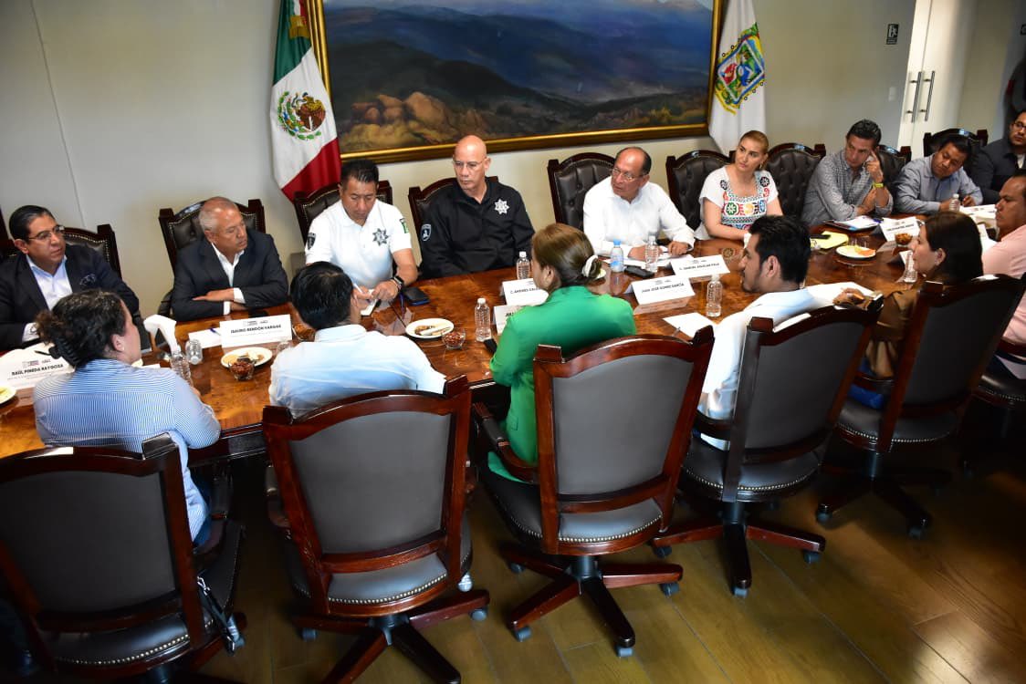 Tras desalojo antimotines y pugna por destituciones, reactivan diálogo político en Acatlán de Osorio