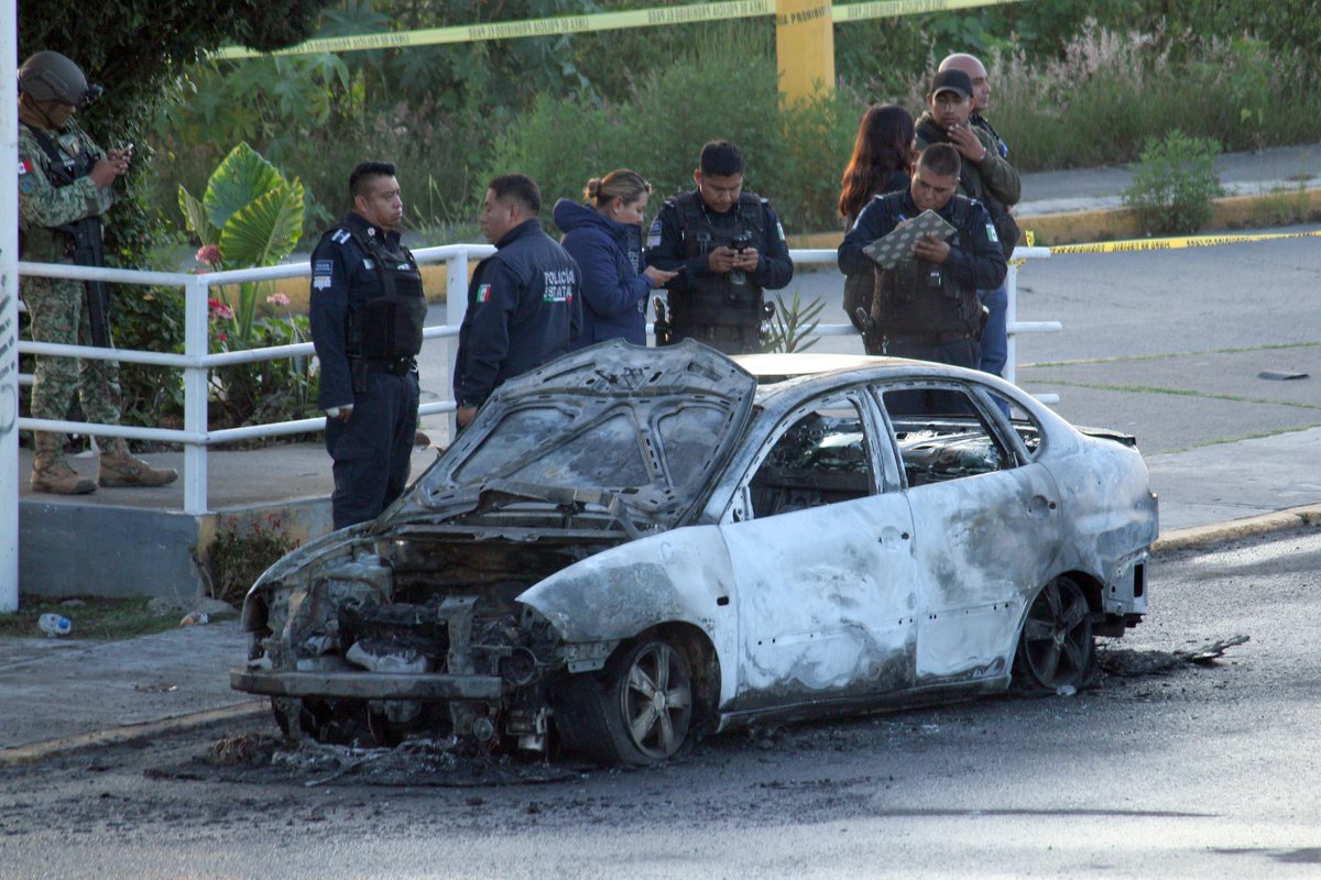 Desmiente FGE doble ejecución; hallan solo un cadáver en auto quemado junto al Periférico