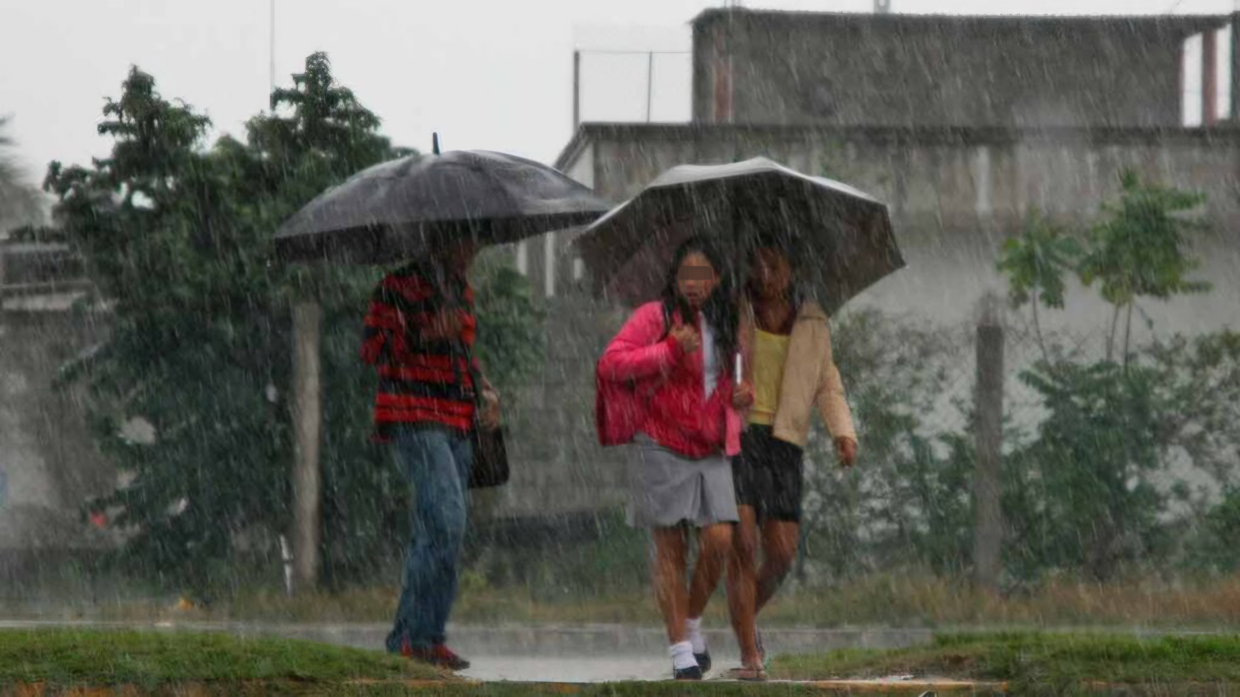 SEP suspende clases presenciales en 62 municipios de Puebla por lluvias intensas