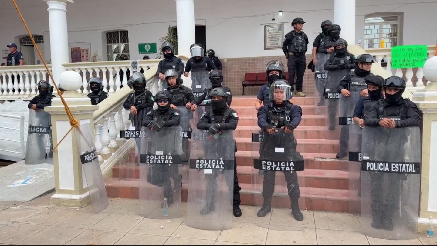 Policía Estatal recupera la presidencia y Segob blinda a la alcaldesa tras amenazas de \"Los Rojos\"