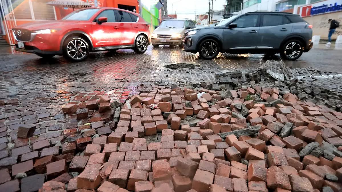 Analizan retirar adoquín de la Avenida Juárez y reemplazarlo por asfalto tras colapso por lluvias