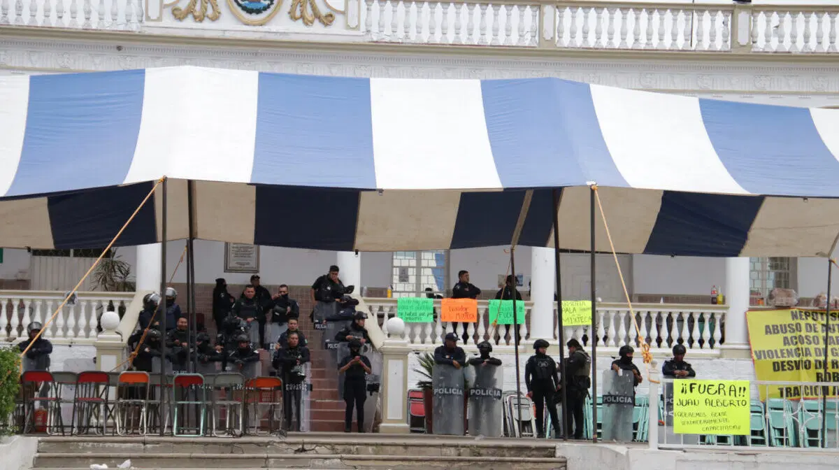 Tras toma de alcaldía, indagan a regidores de Acatlán por \"rescatar\" a policías a la fuerza