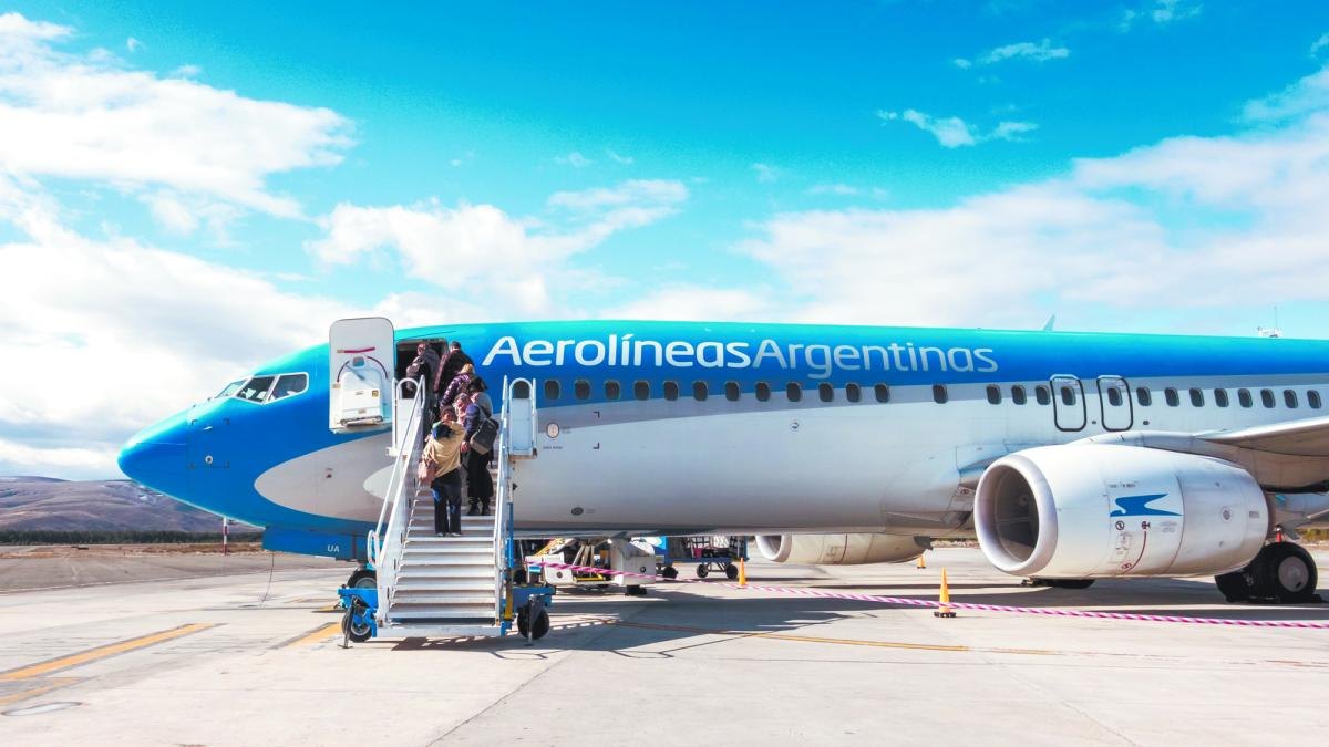 Aerolíneas Argentinas cancela vuelos directos desde Córdoba, Rosario y Tucumán al Mundial 2026 por alza en combustible