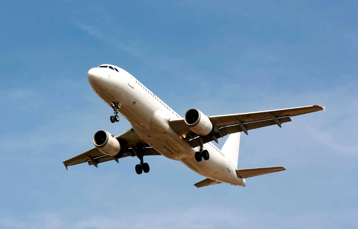 Ganancias de aerolíneas caerán 49% en 2026 por alza histórica del combustible y crisis geopolítica: IATA