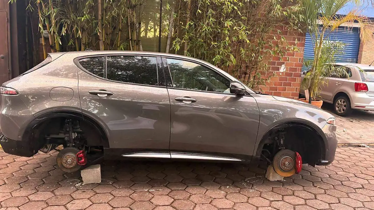 Desvalijan Alfa Romeo durante carrera del Día del Padre en San Andrés Cholula