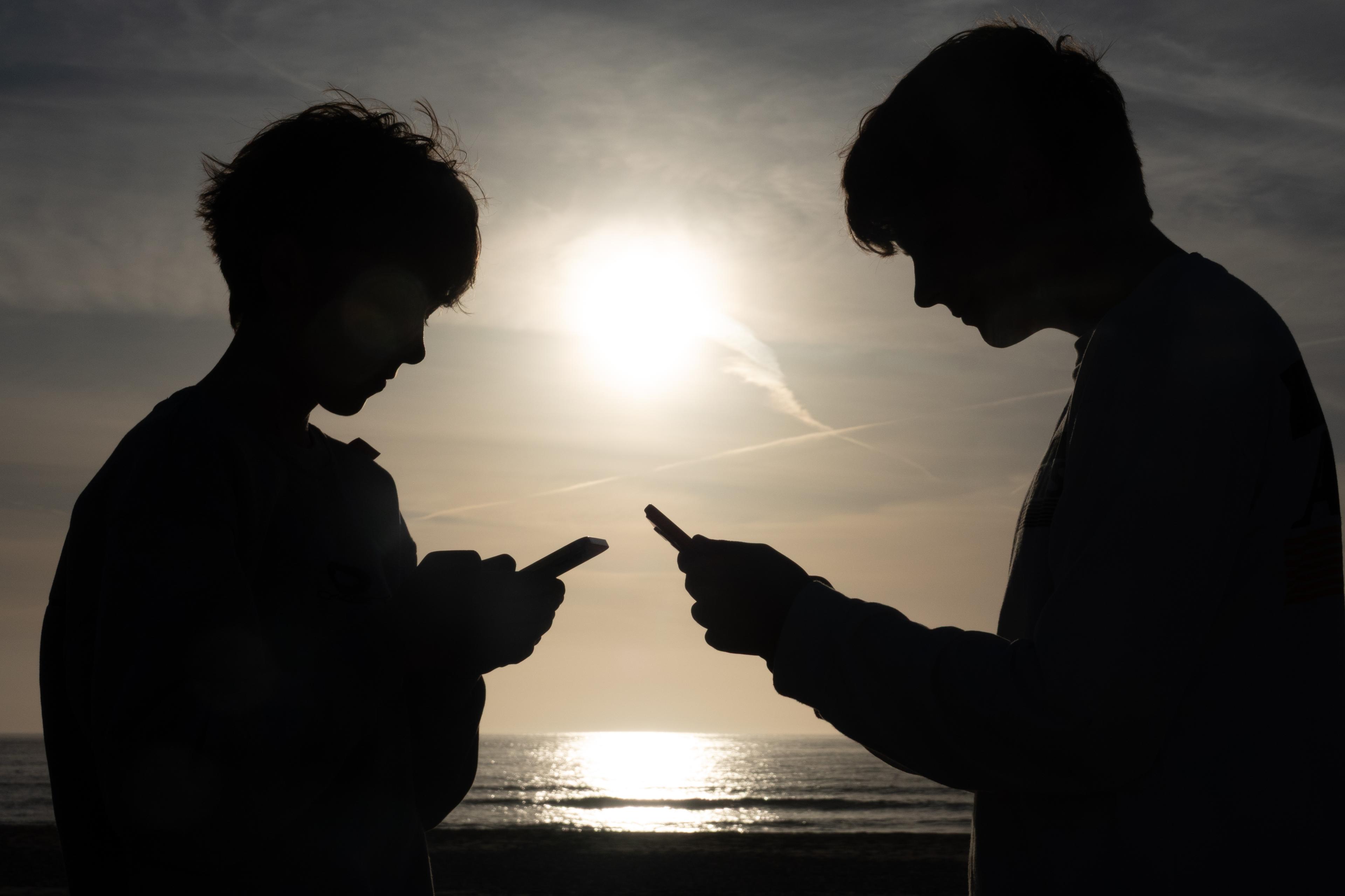 Reino Unido prohíbe redes sociales a menores de 16 años y se suma a tendencia global