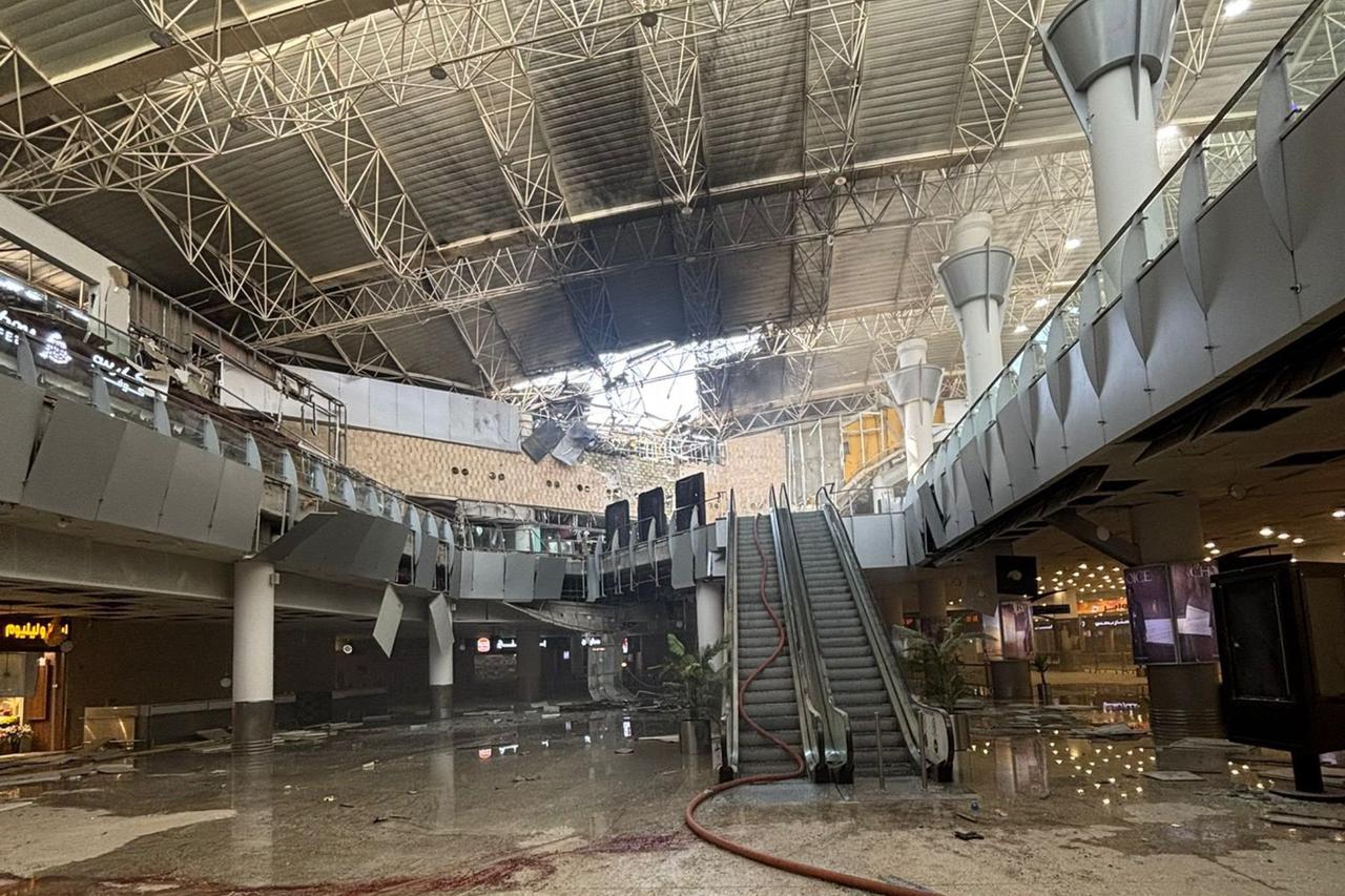 Irán ataca con drones al Aeropuerto de Kuwait; un muerto y 63 heridos