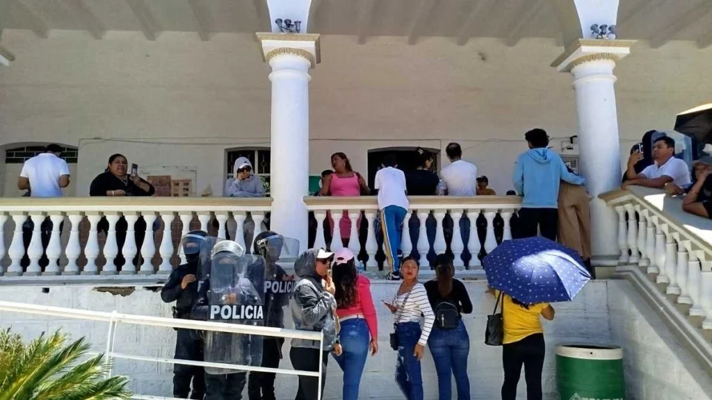 Estalla crisis en Acatlán; destituyen a mandos en Cabildo extraordinario bajo la presión de protestas